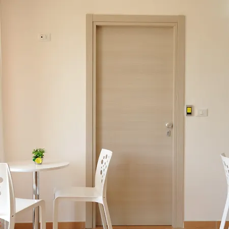 לינה וארוחת בוקר Erminia - Free Parking E Mare Vicino 4*